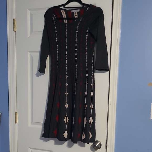 Elegant Black and Red Patterned Sweater Dress - Picture 1 of 2